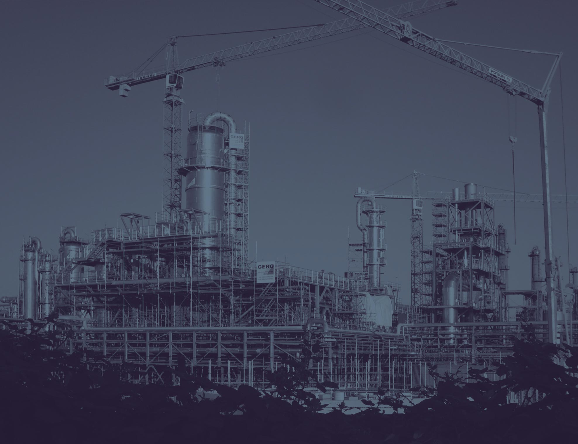 Industriegerüst dargestellt in einer dunkelblauen Foto-Umsetzung